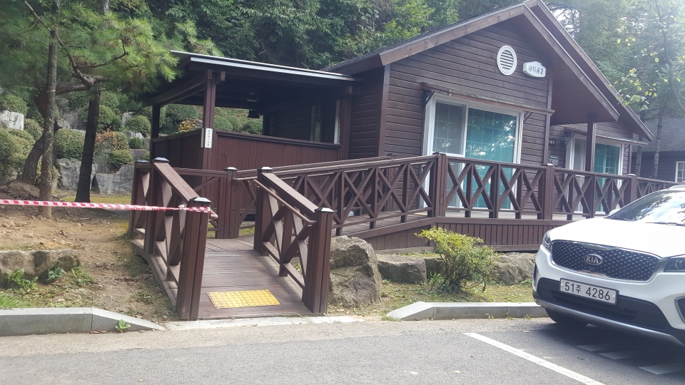 용인자연휴양림, 장애인 불편시설 많아 < 스페셜 뉴스 < 편의증진... (socialfocus) 용인자연휴양림, 장애인 불편시설 많아 - 소셜포커스... 