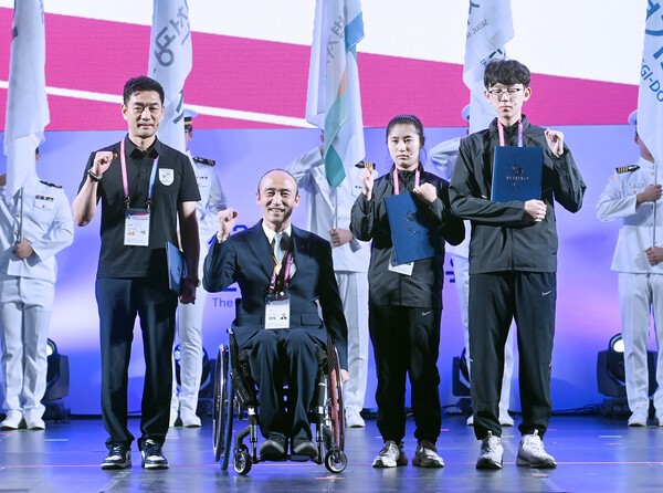 5월 12일 사직실내체육관에서 열린 제20회 전국장애학생체육대회 개회식에서선수대표 및 심판대표가 선서 후 기념촬영을 하고 있다.(왼쪽부터 김무진 심판, 정진완 회장, 이채연, 권휘상 선수) ⓒ대한장애인체육회  출처 : 소셜포커스(socialfocus)(https://www.socialfocus.co.kr)